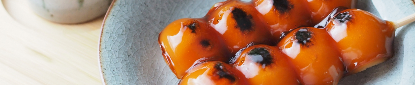 お皿の上にみたらし団子が２本乗っている