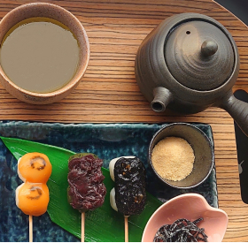 画像 ほうじ茶セットとお団子3本が並んでいる