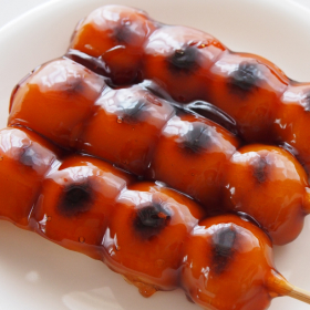 画像 みたらし団子が3本並んでいる