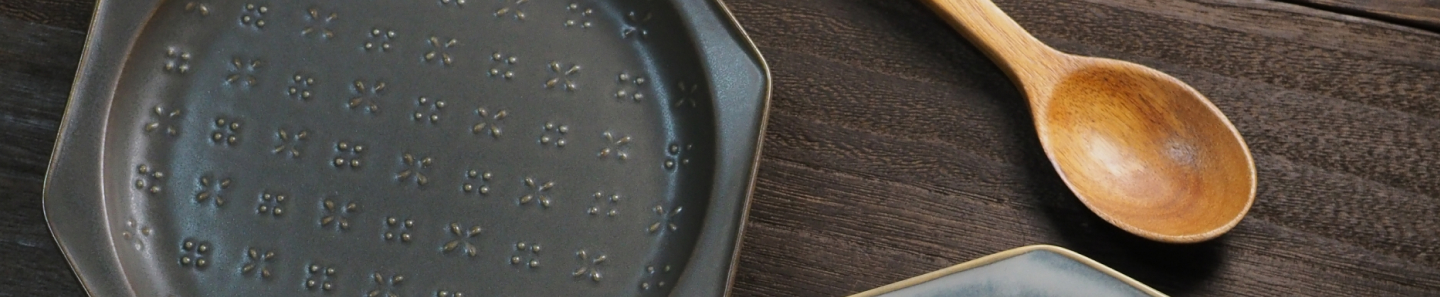 黒いお皿とスプーンのアップ