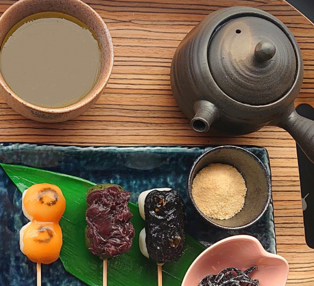 茶器と団子のセット