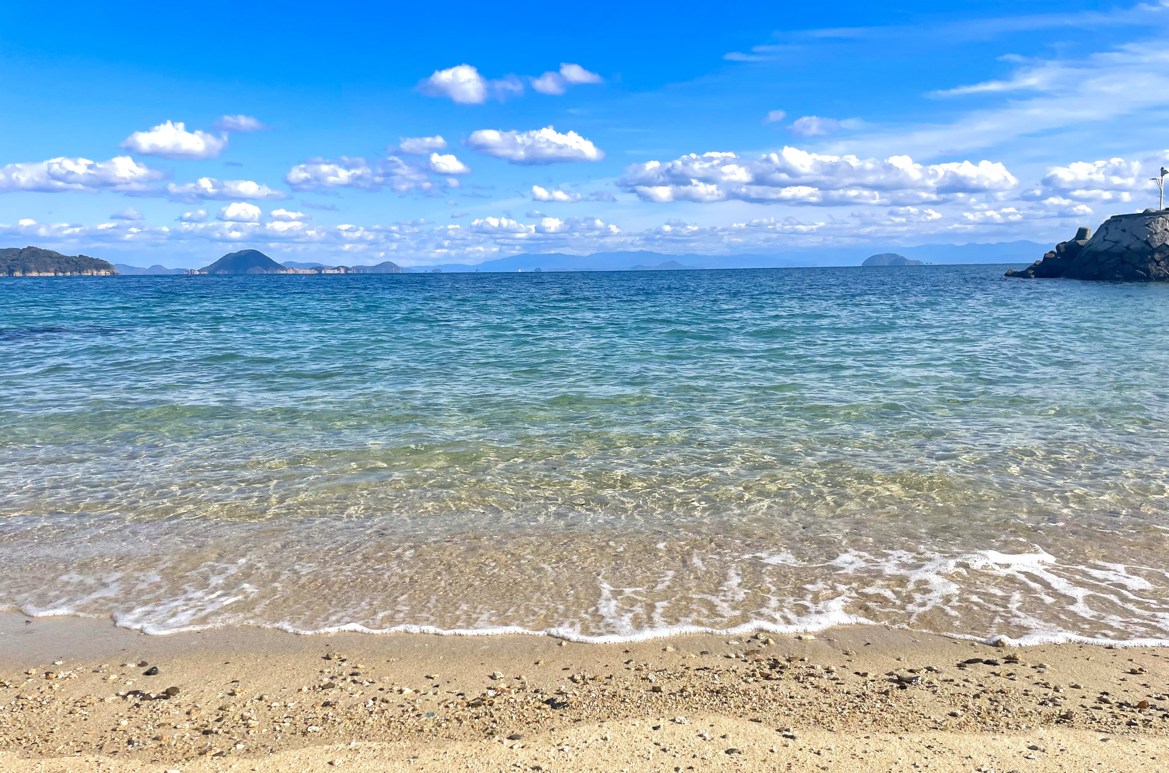 青空と海辺の風景
