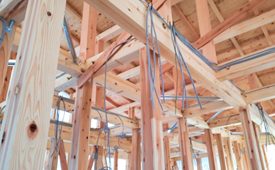 建築中の資材を内部から見上げている