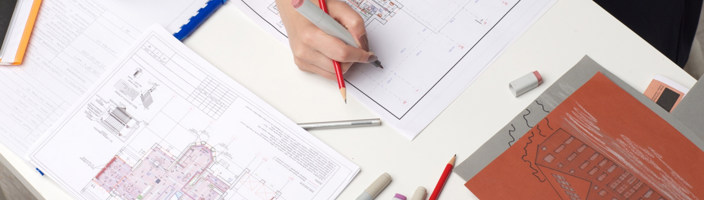 設計図にペンで書き込む様子を俯瞰している