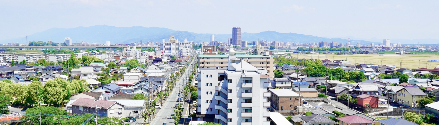 高い場所から街を一望している風景